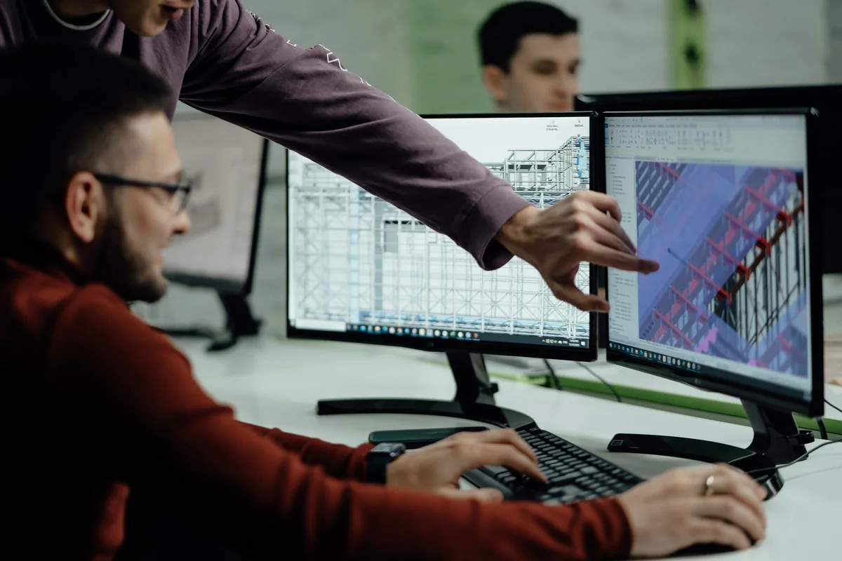 Inżynierowie przy projekcie w programie CAD