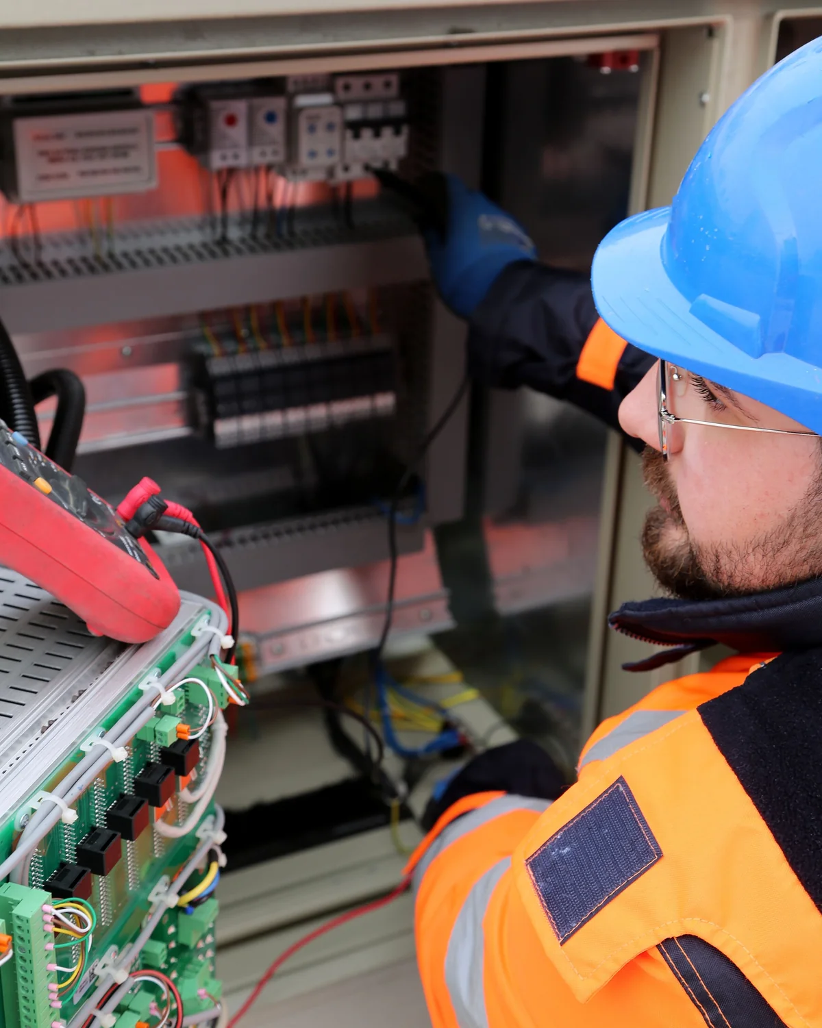 Elektryk przy pomiarach w rozdzielnicy
